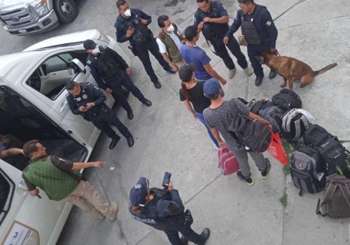 Hallan a 69 migrantes en hotel de Hueyotlipan