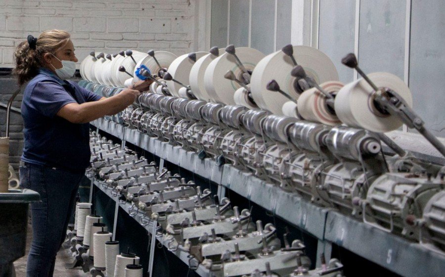 Industria textil y de calzado en Puebla, golpeada por importaciones anómalas: Ebrard