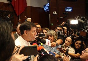 Noroña suma pifias