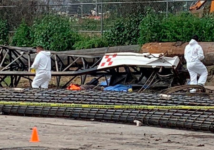 Cae gr&uacute;a y mata a cinco trabajadores en Edomex