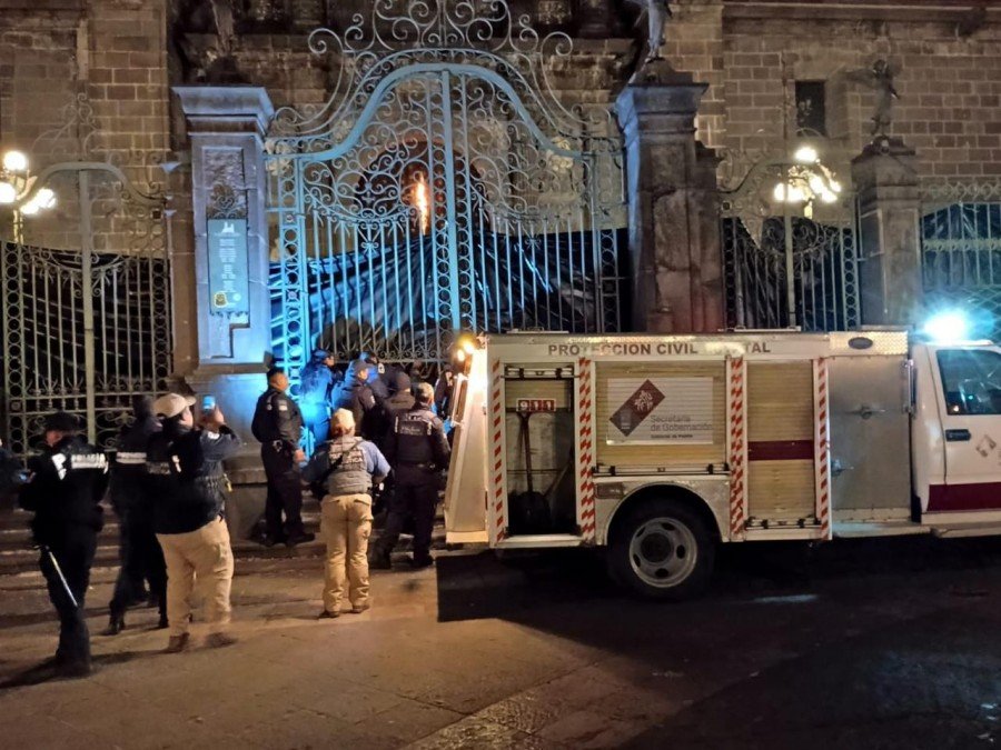 Protección Civil sofoca incendio en Catedral de Puebla