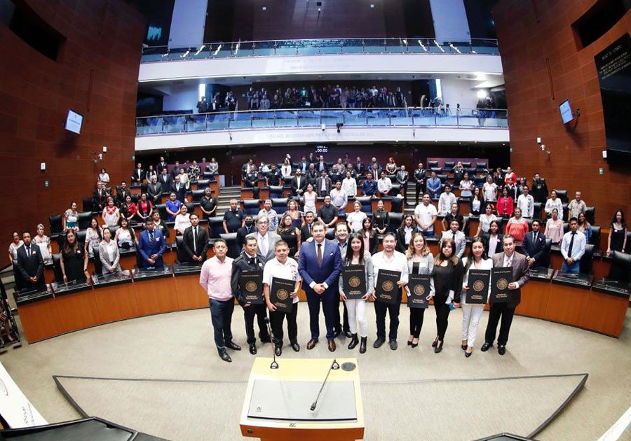 Entrega Armenta reconocimientos a artistas que participan en exposición 'Por amor a Puebla'