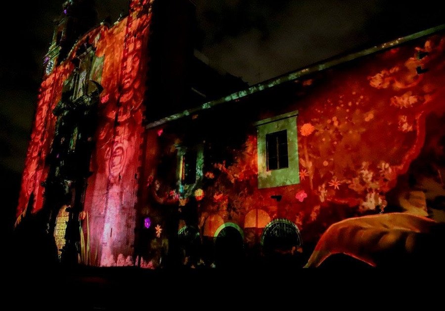 Presentan fiscales de la parroquia de San Andr&eacute;s y Ayuntamiento video mapping de la historia del municipio