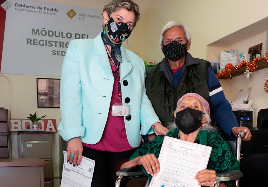Garantiza SEDIF derecho a identidad de personas adultas mayores
