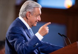 Acusa AMLO campaña de desprestigio contra Ana Guevara
