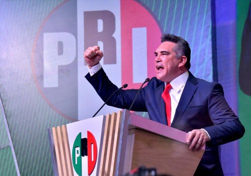 Alejandro Moreno enfrenta cr&iacute;ticas y desaf&iacute;os legales en su intento de reelecci&oacute;n al frente del PRI