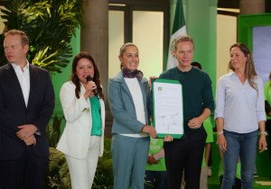 Claudia Sheinbaum recibe constancia como candidata del PVEM a la Presidencia de México