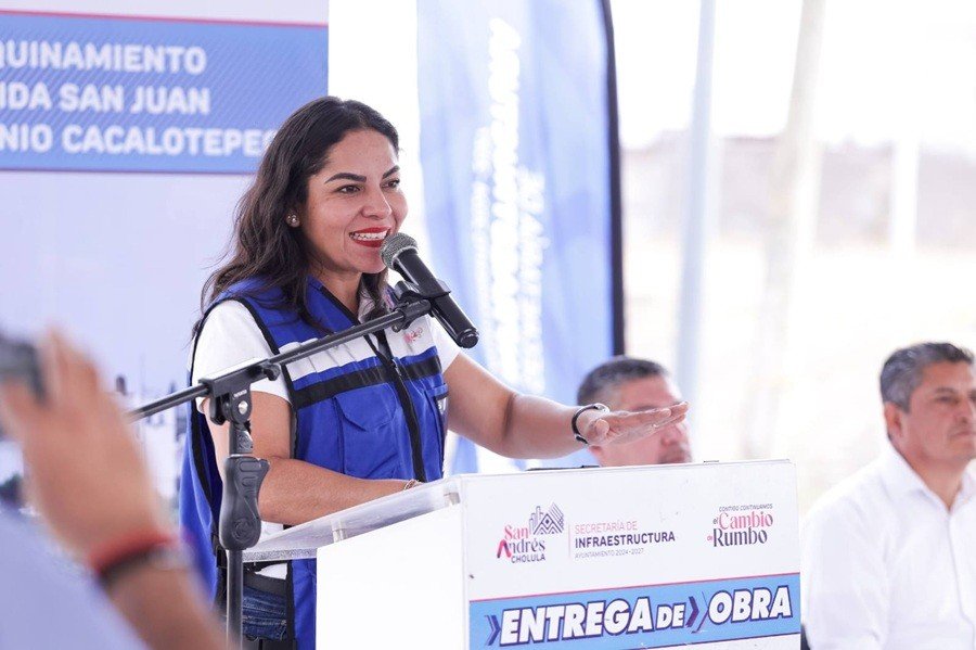 Mejora Lupita Cuautle conexi&oacute;n hacia la V&iacute;a Atlixc&aacute;yotl con entrega de obra