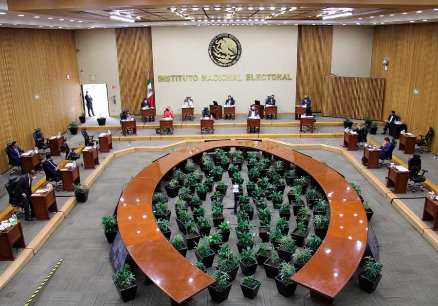 INE ordena a gobernadores retirar carta de apoyo a reforma el&eacute;ctrica