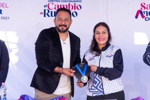Presenta Lupita Cuautle playera y medalla de la carrera "Corre por las Juventudes 2026"