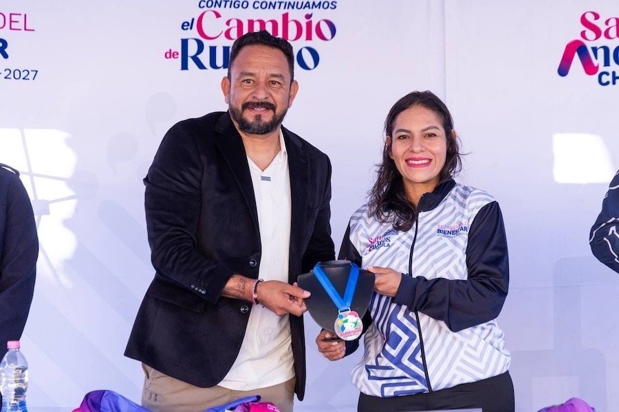 Presenta Lupita Cuautle playera y medalla de la carrera "Corre por las Juventudes 2026"