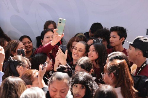 Presidenta Claudia Sheinbaum entrega tarjetas de la beca &ldquo;Benito Ju&aacute;rez&rdquo;