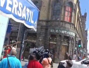 Tenso enfrentamiento entre ambulantes y autoridades en el Centro Histórico de Puebla