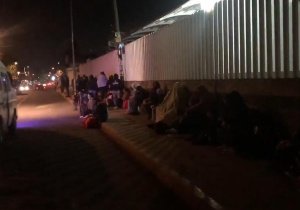 Largas filas en primer día de vacunación anticovid para niños