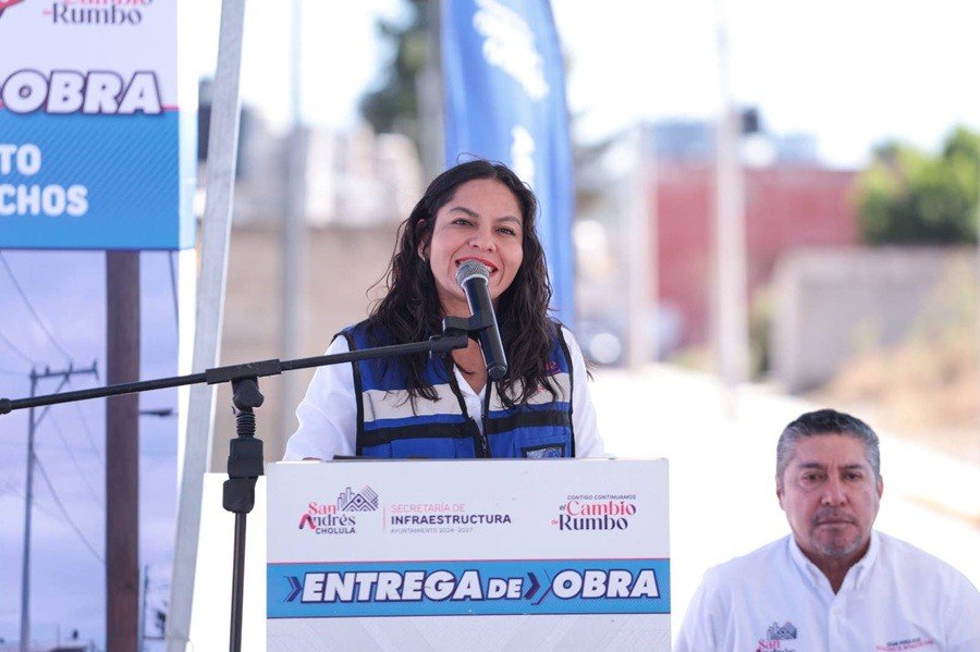 Entrega Lupita Cuautle adoquinamiento en San Bernardino Tlaxcalancingo