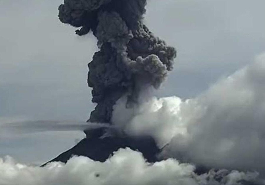 Emite Popocatépetl espectacular fumarola
