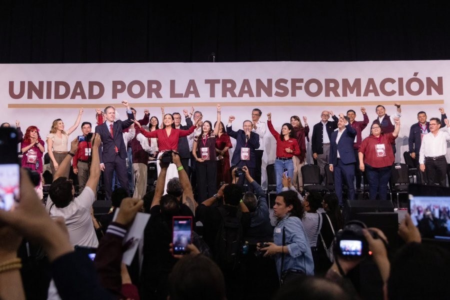 Morena levanta el pu&ntilde;o izquierdo