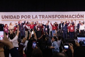 Morena levanta el pu&ntilde;o izquierdo