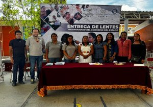 Entrega Voluntariado del Congreso lentes gratuitos a ni&ntilde;as y ni&ntilde;os de San Gabriel Chilac