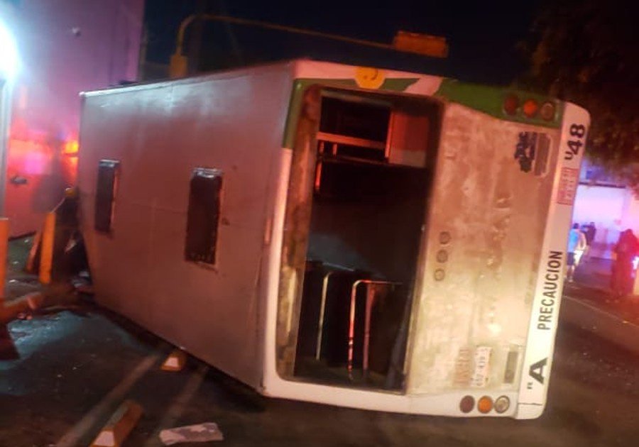 Un muerto y 9 heridos por choque del transporte p&uacute;blico