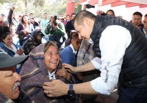 Armenta entrega cobertores en una de las zonas m&aacute;s fr&iacute;as del estado