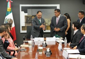 Promueve Sergio Salomón el mezcal poblano en Nueva York