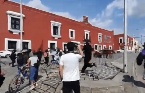 BUAP lamenta agresión a subsecretario durante protesta contra proyecto Cablebús