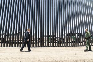 Donald Trump junto al muro