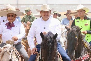 El gobernador Alejandro Armenta encabezó la tradicional cabalgata cívico-militar desde Atlixco