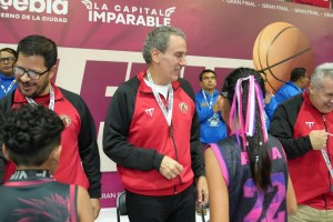 Acompa&ntilde;a Pepe Chedraui a j&oacute;venes basquetbolistas en la final estatal de la Liga Telmex-Telcel 2026