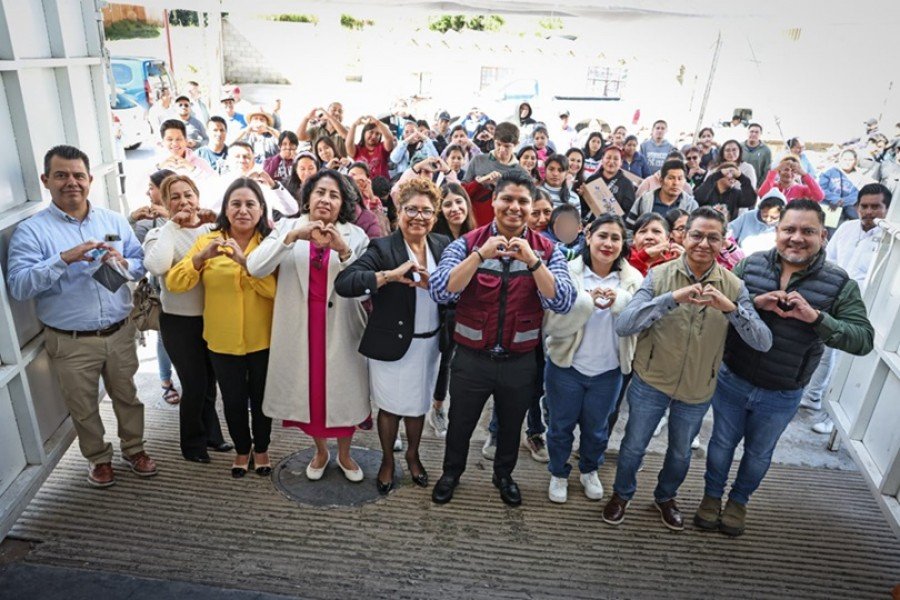 Omar Muñoz y Tere Alfaro entregan insumos alimentarios a instituciones educativas