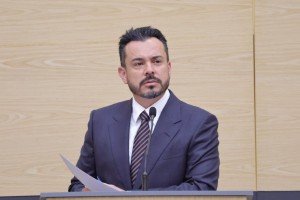 Garc&iacute;a Parra ante el Parlamento y el STC