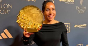 Charlyn Corral pone en alto el f&uacute;tbol femenil mexicano: gana Bal&oacute;n de Oro 2026