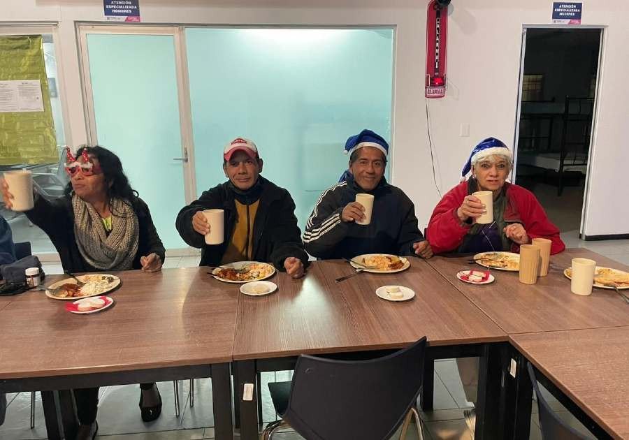 Realizan SMDIF la cena navideña en Dormitorio Municipal