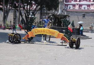 Colocan sets alusivos al 5 de Mayo en Puebla