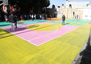Entregan remodelación de cancha en unidad Mateo del Regil