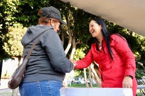 Liz Sánchez entrega calentadores solares en San Matías Tlalancaleca