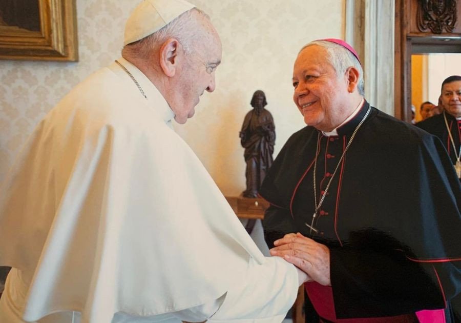 Se reúne arzobispo de Puebla con el papa Francisco