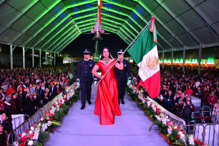 &quot;¡Viva México!&quot;, exclamó la presidenta municipal ante una Plaza de la Concordia completamente llena