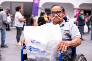 Acerca Lupita Cuautle apoyos alimentarios a m&aacute;s de 3 mil familias de San Andr&eacute;s Cholula