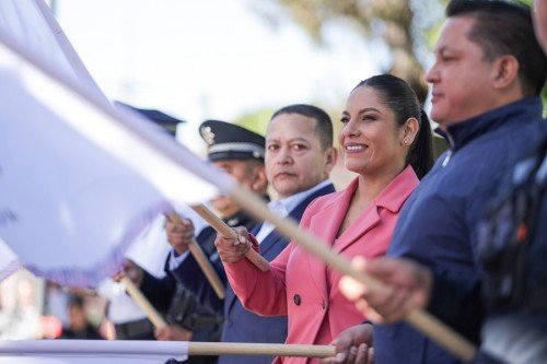  Lupita Cuautle entrega 15 patrullas y 5 motocicletas para la Policía Municipal