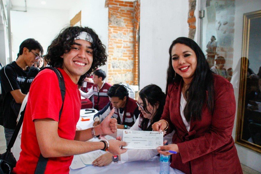 Con Becas Quetzalc&oacute;atl, Tonantzin Fern&aacute;ndez apuesta por el futuro de la juventud