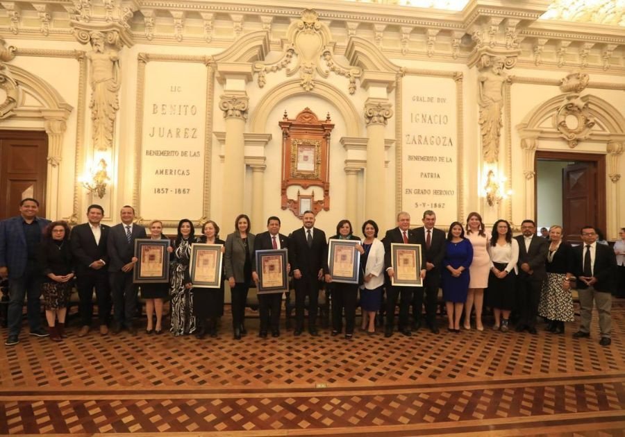 Entrega Ayuntamiento de Puebla cédulas reales por Día Nacional del Abogado