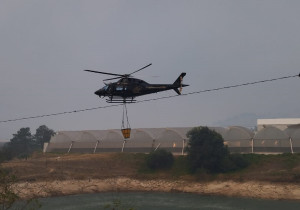 Con apoyo de helicóptero, gobierno estatal combate incendio en Tetela