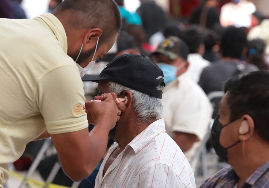 En seis meses, SEDIF entrega más de mil 200 aparatos auditivos