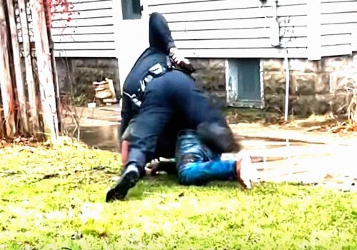 Video: Polic&iacute;a mata a afroamericano durante detenci&oacute;n