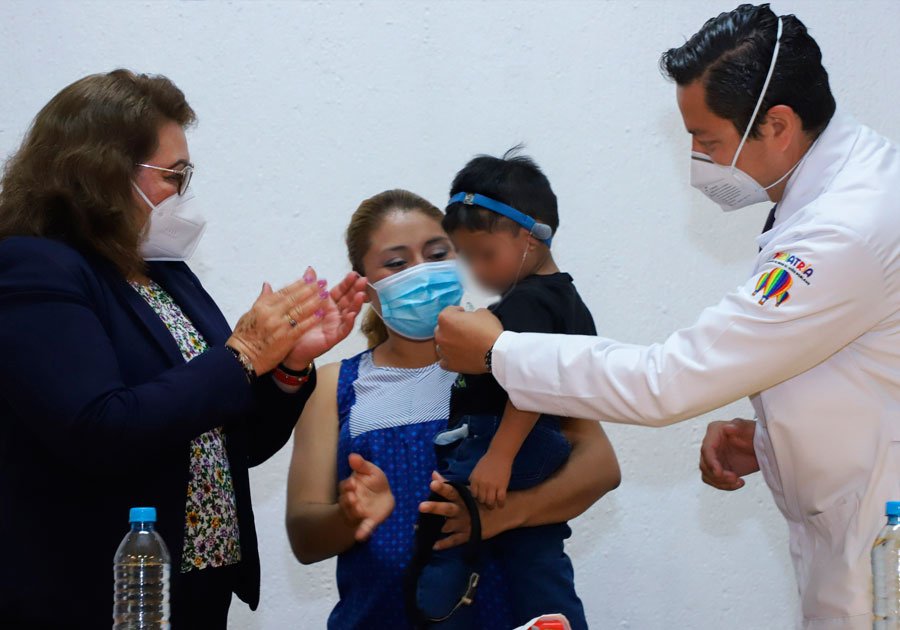Benefician gobernador y presidenta del SEDIF a niño con padecimiento auditivo