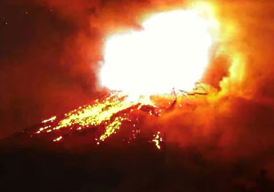 Lanza Popocatépetl lenguas de fuego