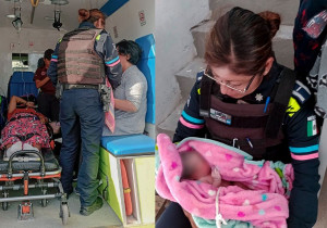 Ayudan policías de Puebla capital en nacimiento de bebé