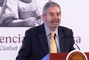 Juan Ramón de la Fuente solicita licencia en la SRE para someterse a cirugía de espalda